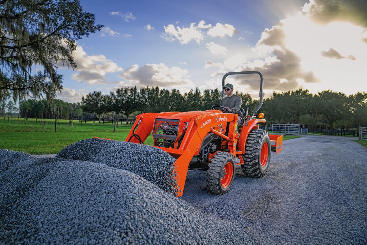 Kubota L2502 lifting gravel